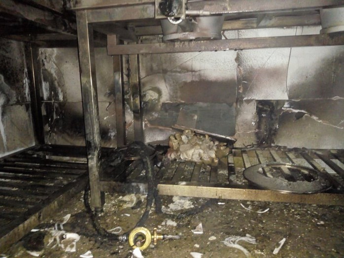 Giải cứu 5 khách Trung Quốc mắc kẹt trong vụ cháy khách sạn Helen ở Hạ Long - Ảnh 2.