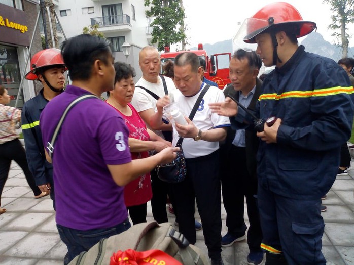 Giải cứu 5 khách Trung Quốc mắc kẹt trong vụ cháy khách sạn Helen ở Hạ Long - Ảnh 1.