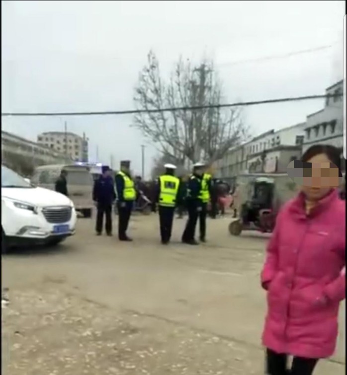Trung Quốc: Cảnh sát nổ súng ngăn tài xế lao vào đám đông - Ảnh 2.
