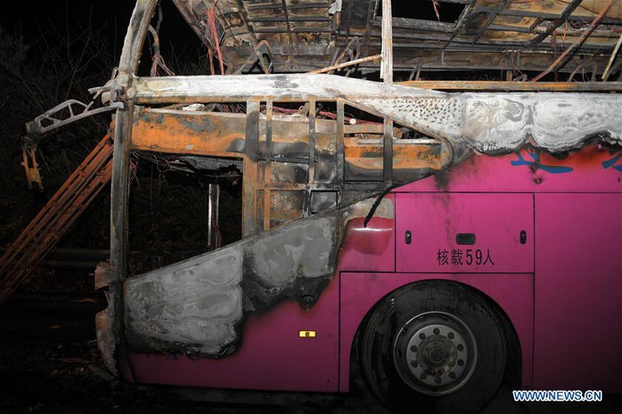 Trung Quốc: Xe buýt chở du khách bốc cháy, 26 người chết - Ảnh 1.