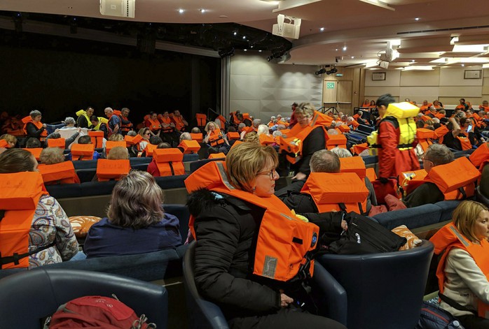 Trực thăng cứu hộ vượt bão biển giải cứu 1.300 người - Ảnh 5.