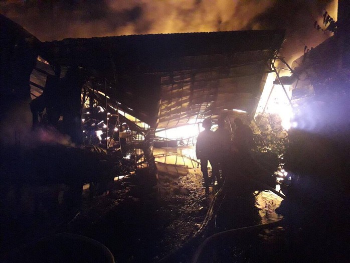 Cháy dữ dội suốt hơn 3 giờ ở huyện Hóc Môn, TP HCM - Ảnh 2.