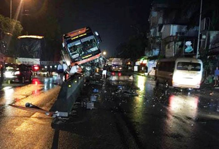 Xe giường nằm bất ngờ phi lên dải phân cách làm hành khách hoảng loạn - Ảnh 1.