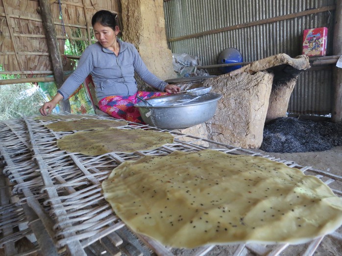 Mang bí quyết gia truyền từ miền Trung vào làng bánh tráng ở miền Tây - Ảnh 1.