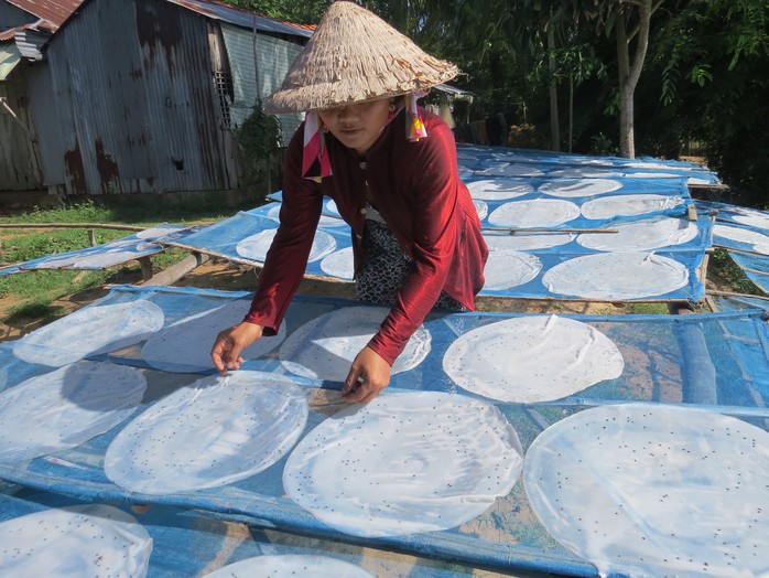 Mang bí quyết gia truyền từ miền Trung vào làng bánh tráng ở miền Tây - Ảnh 2.