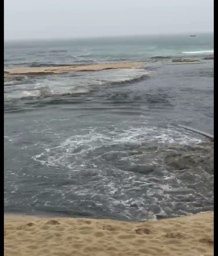 Phát hoảng với clip nước thải tuôn ra bãi biển đẹp nhất hành tinh - Ảnh 3.