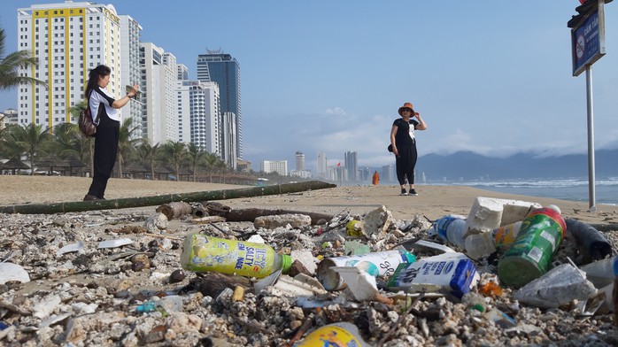 Hàng chục tấn rác bủa vây hơn 2 km bờ biển Đà Nẵng - Ảnh 5.