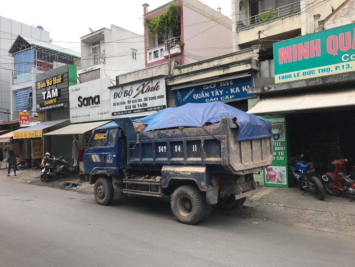 Hy hữu xe ben nổ lốp, mâm bánh xe văng như tên bắn vào 1 cửa hàng  - Ảnh 3.