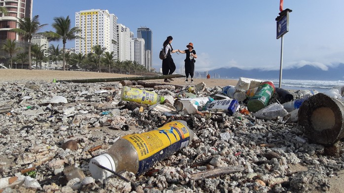 Hàng chục tấn rác bủa vây hơn 2 km bờ biển Đà Nẵng - Ảnh 3.