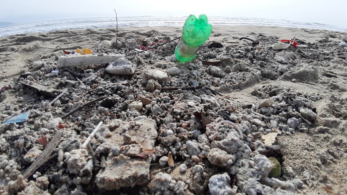 Hàng chục tấn rác bủa vây hơn 2 km bờ biển Đà Nẵng - Ảnh 11.