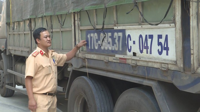 Truy bắt xe tải chở gỗ lậu mang theo dùi cui điện - Ảnh 2.