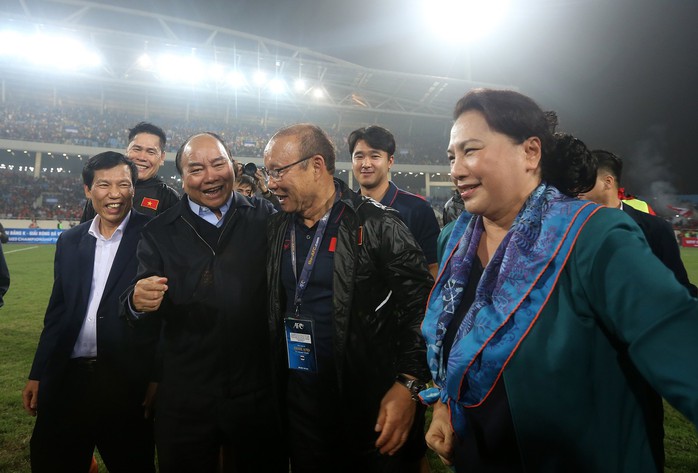 Thủ tướng và Chủ tịch Quốc hội hòa chung niềm vui với U23 Việt Nam - Ảnh 5.