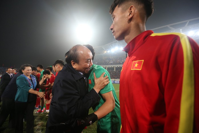Thủ tướng và Chủ tịch Quốc hội hòa chung niềm vui với U23 Việt Nam - Ảnh 8.