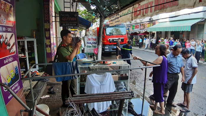 Thấy cháy, một thanh niên vào cõng vợ chồng già ra ngoài rồi âm thầm rời hiện trường - Ảnh 3.