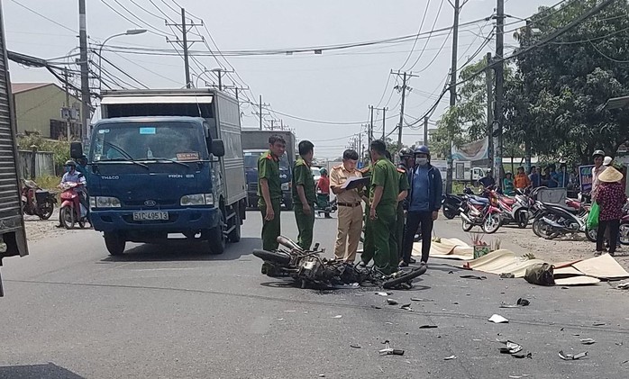 Xe tải và xe máy tông nhau, vợ chồng mới cưới tử vong - Ảnh 1.