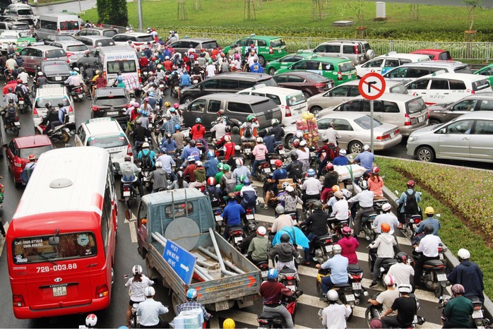 Giao thông khu vực Tân Sơn Nhất ngày càng nóng - Ảnh 1.