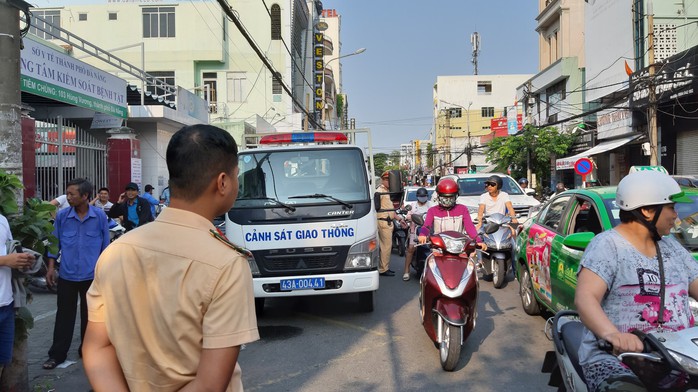 Đà Nẵng: Hỗn loạn cảnh chen chúc chờ đợi tiêm vắc - xin 6 in 1 - Ảnh 7.