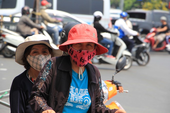 Nắng nóng bao trùm Nam Bộ, nhiệt độ lên đến 38 độ C - Ảnh 1.