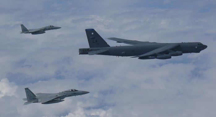 Mỹ triển khai B-52 tập luyện trên biển Hoa Đông - Ảnh 1.