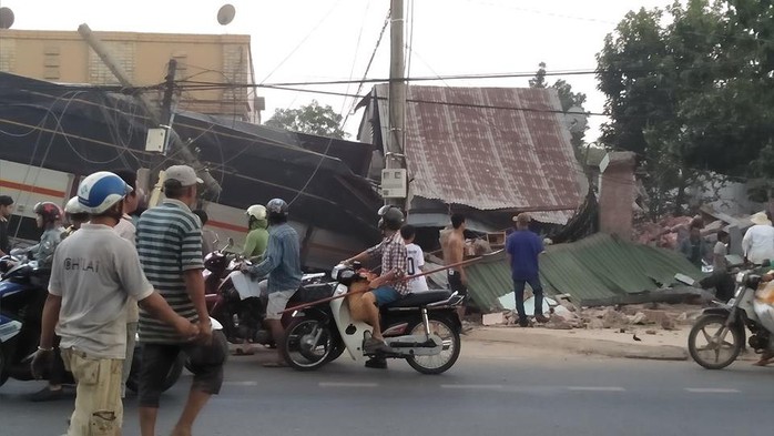 Xe tải chở rau tông hàng loạt nhà dân, tài xế và phụ xe thiệt mạng - Ảnh 3.