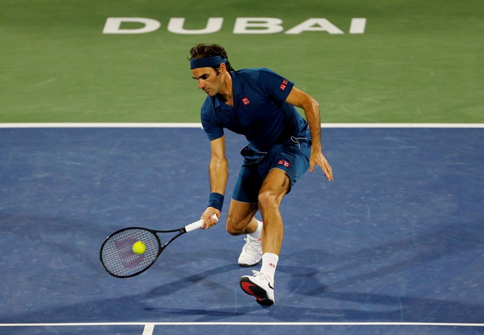 Phục thù tay vợt trẻ, Federer giành danh hiệu thứ 100 - Ảnh 4.