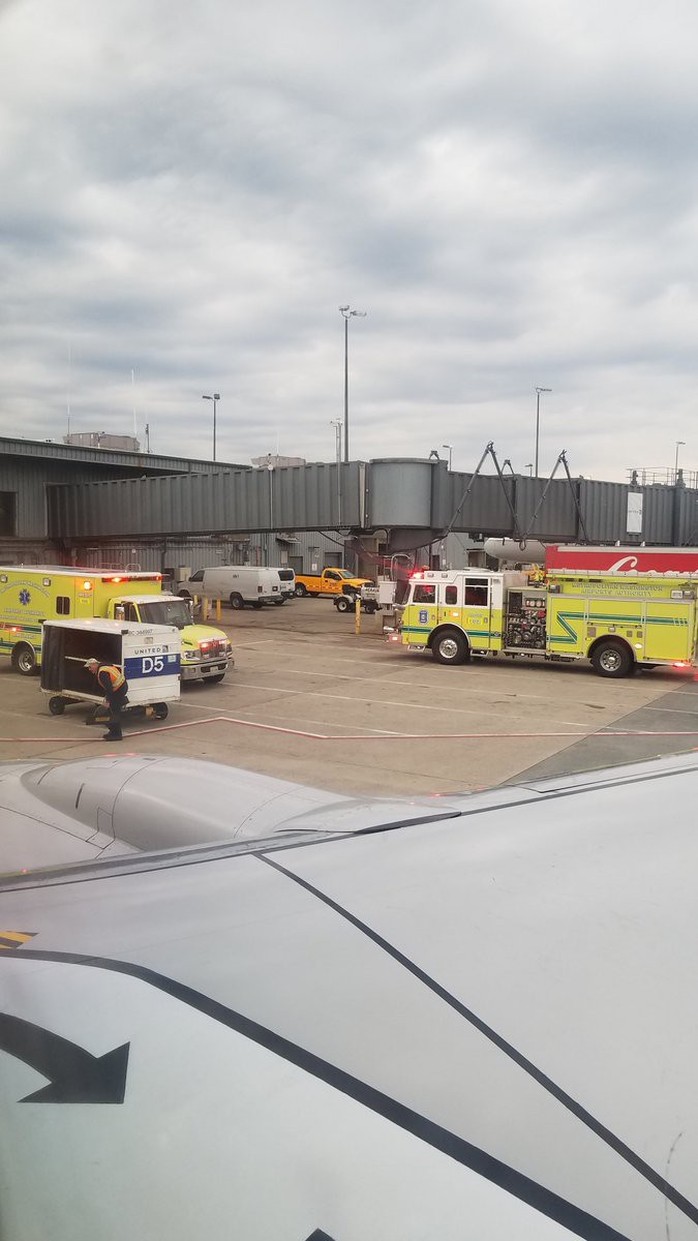 Máy bay Boeing 737 hạ cánh khẩn cấp, một số hành khách nhập viện - Ảnh 4.
