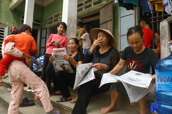 Mẹ nữ sinh lớp 9 bị đánh nghẹn ngào khi Báo Người Lao Động trao tiền hỗ trợ - Ảnh 8.