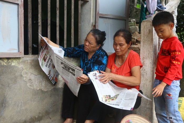 Mẹ nữ sinh lớp 9 bị đánh nghẹn ngào khi Báo Người Lao Động trao tiền hỗ trợ - Ảnh 10.