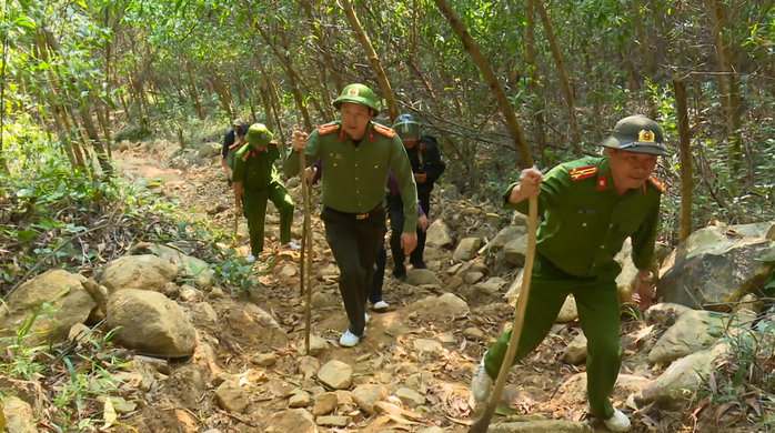 Giám đốc Công an tỉnh Đắk Lắk băng rừng bắt gỗ lậu - Ảnh 7.
