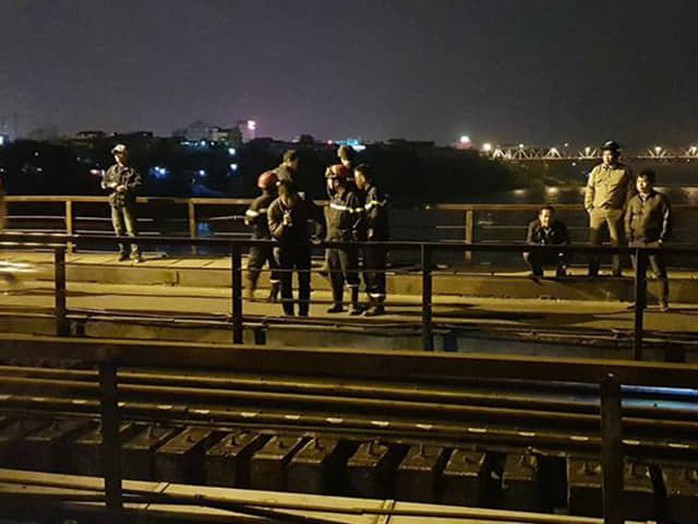 Tàu hỏa tông người đi bộ trên cầu Long Biên văng xuống sông Hồng mất tích - Ảnh 1.
