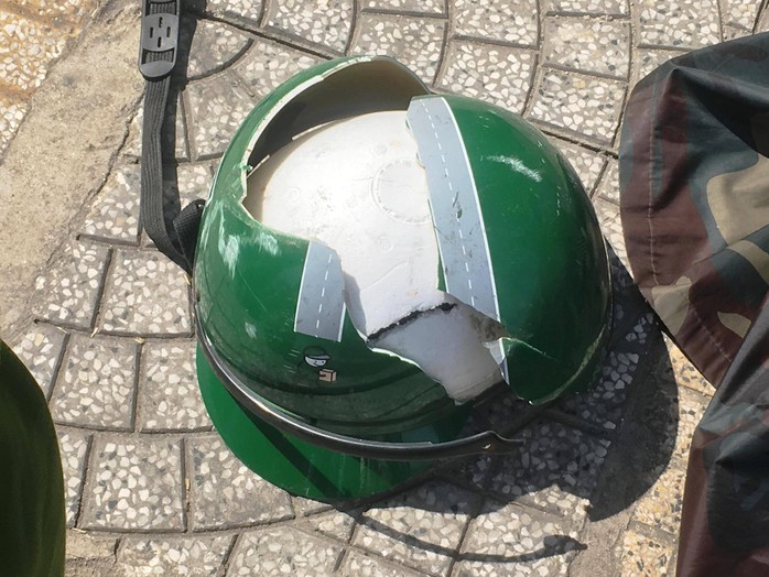 Ván từ công trình cao ốc văn phòng Etown 5 rơi, đè gục người chạy xe máy - Ảnh 2.