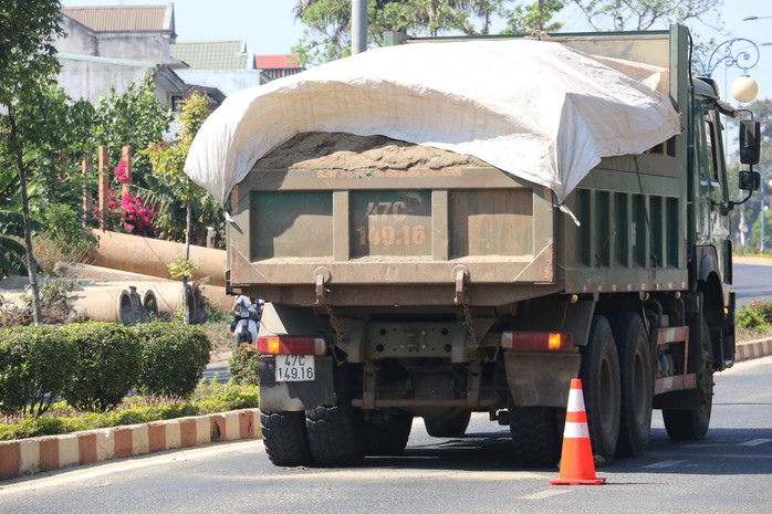 Hung thần xe ben tông chết người đi bộ trên phố - Ảnh 2.