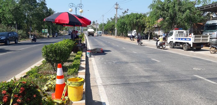 Hung thần xe ben tông chết người đi bộ trên phố - Ảnh 1.