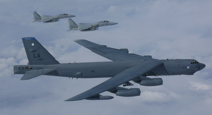 Mỹ đưa B-52 đến gần các điểm nóng trên biển Đông - Ảnh 1.