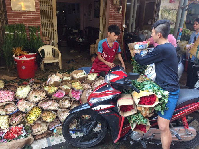 Chưa đến 8-3, giá hoa hồng ở TP HCM đã tăng chóng mặt  - Ảnh 14.