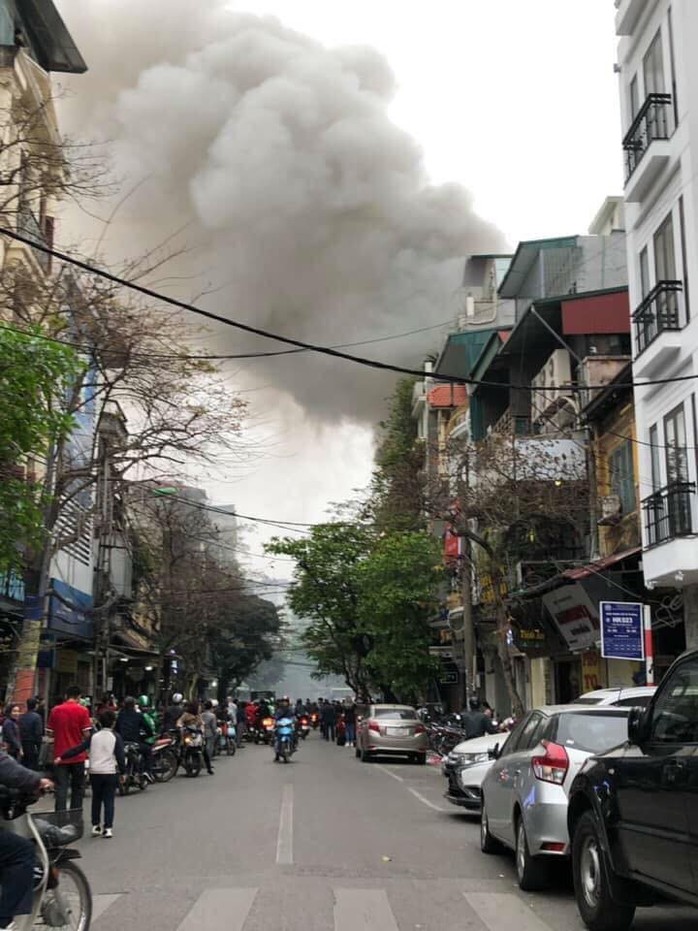 Cháy lớn tại căn nhà trong phố cổ Hà Nội - Ảnh 1.