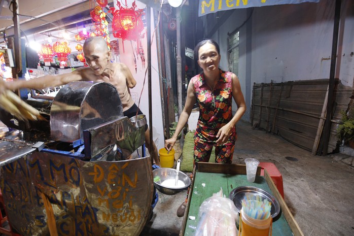 Tuyên dương người đàn ông cụt tay xay hàng ngàn ly nước mía tặng khách thập phương - Ảnh 2.