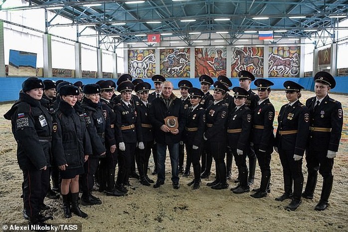 Ông Putin đầy nam tính giữa đoàn kỵ binh nữ - Ảnh 5.