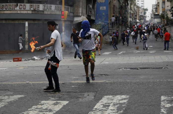 Venezuela: Người dân phóng hỏa gần dinh tổng thống vì mất điện - Ảnh 4.