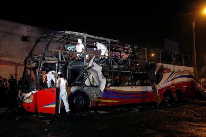 Xe buýt bất ngờ tự bốc cháy, gần 30 người thương vong - Ảnh 1.