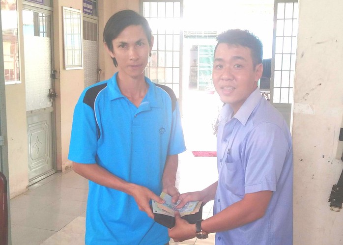 Kỹ sư nông nghiệp vui mừng khi nhận lại ví tiền từ tay thầy giáo làng - Ảnh 1.