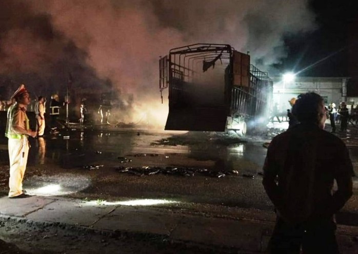 Xe tải tông nhau cháy dữ dội trên quốc lộ 1A, 2 người chết cháy trong cabin - Ảnh 3.