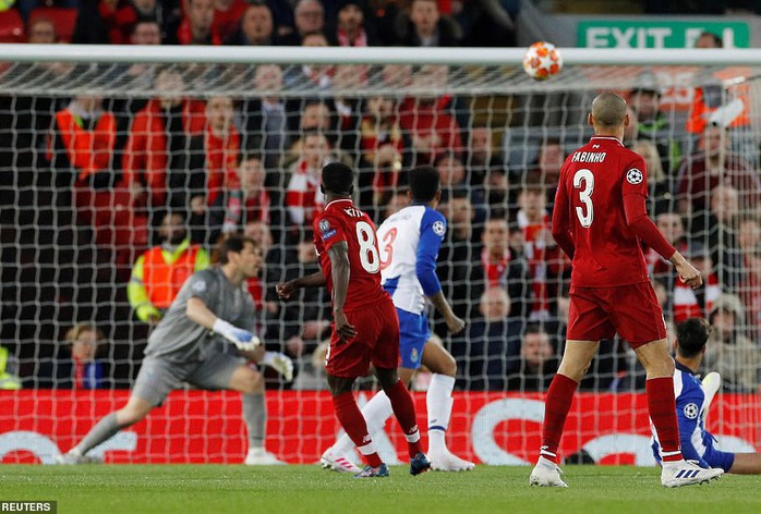 Salah thoát thẻ đỏ, Liverpool thắng dễ Porto ở Anfield - Ảnh 2.