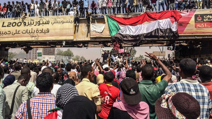 Quân đội Sudan lật đổ tổng thống, lên nắm quyền - Ảnh 2.