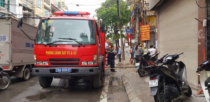 Giải cứu 9 người trong đám cháy lớn bùng phát nhanh ở Hà Nội - Ảnh 2.