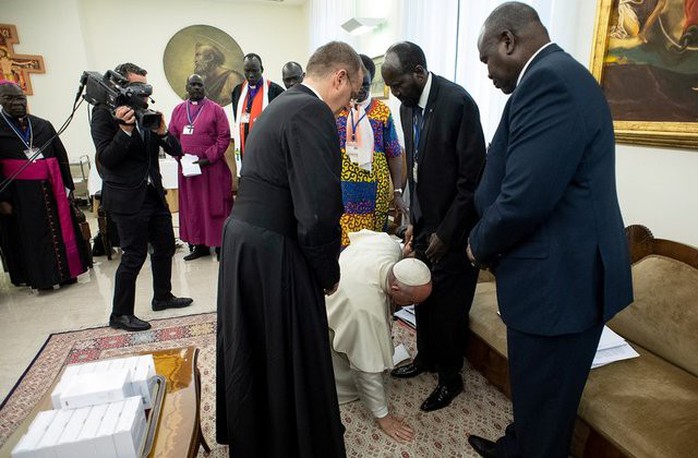 Giáo hoàng Francis quỳ gối hôn chân các lãnh đạo Nam Sudan - Ảnh 1.