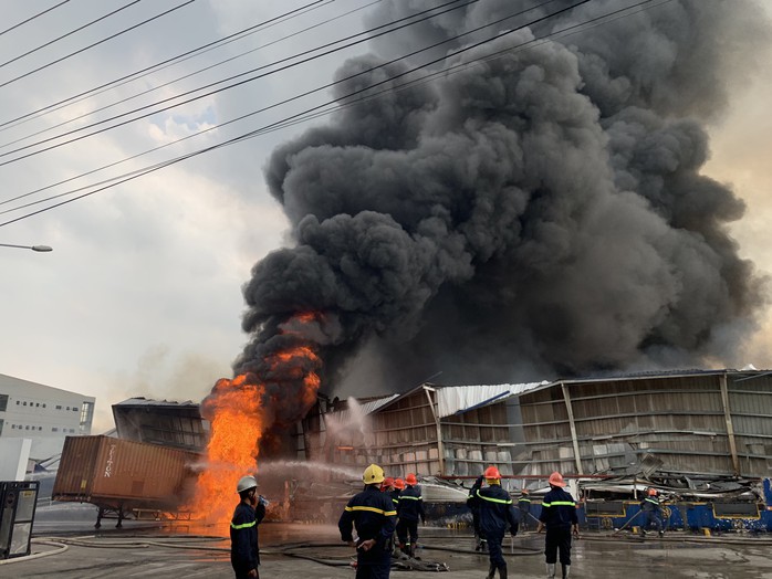 Cháy kho hàng khủng ở  KCN Sóng Thần: 4 doanh nghiệp thiệt hại nặng - Ảnh 4.