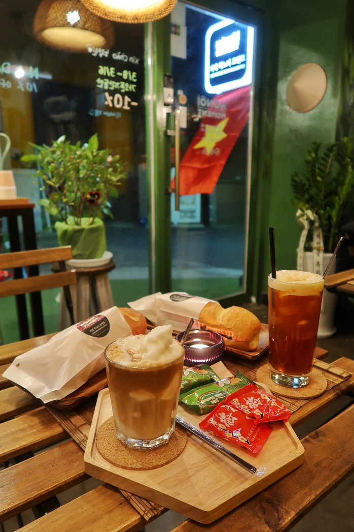 Quán cà phê, bánh mì Hà Nội giữa lòng Seoul - Ảnh 4. Quán cà phê, bánh mì Hà Nội giữa lòng Seoul - Ảnh 4.