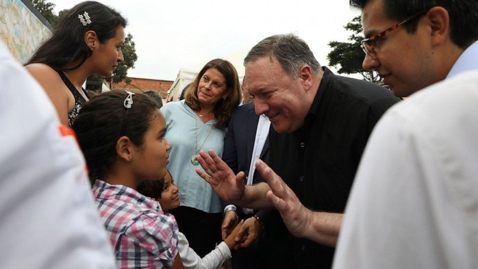 Ông Pompeo tới sát nơi lực lượng Venezuela đồn trú, thăm dân di cư - Ảnh 1.