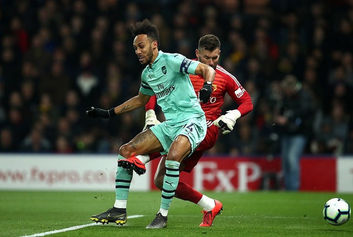 Thủ môn Watford tặng bàn thắng hy hữu, Arsenal vào Top 4 - Ảnh 3.